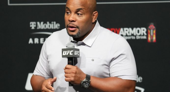 Daniel Cormier instiga Jake Paul a desafiar Anderson Silva para luta de boxe