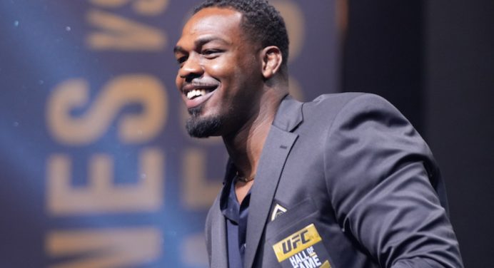 Ex-campeão do UFC apoia treinos de Jon Jones com Cejudo: “Precisa expandir os horizontes”