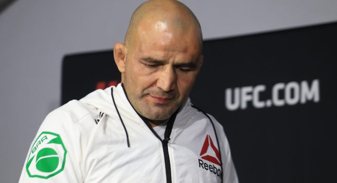 Glover é surpreendido por Prochazka e perde o cinturão meio-pesado do UFC