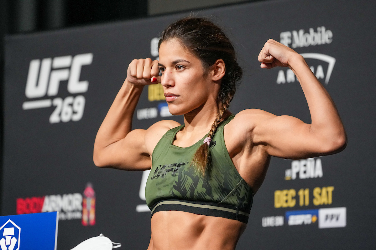 Julianna Peña revela que não se acostumou com status de campeã do UFC