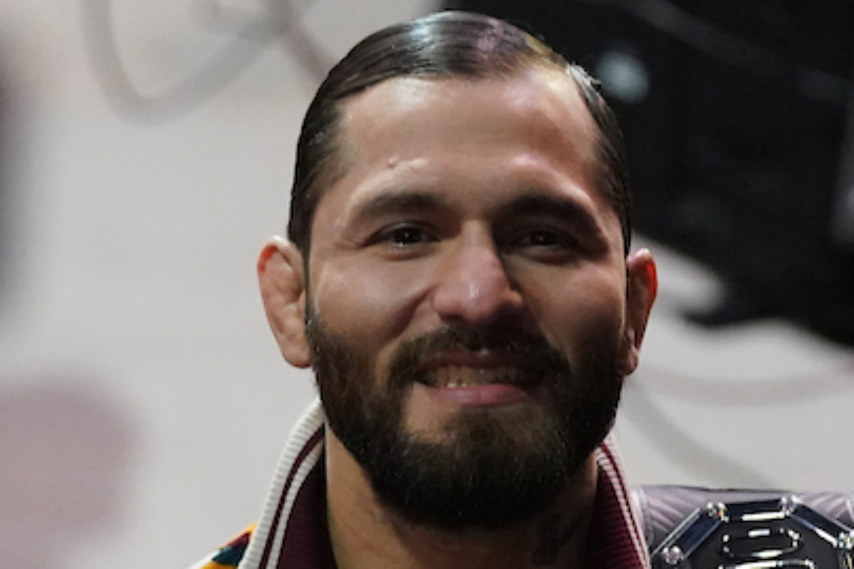 Jorge Masvidal assina pôster do UFC 272 em cima do rosto de Colby; veja