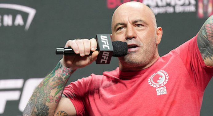 Joe Rogan se posiciona contra presença de nadadora trans em competições