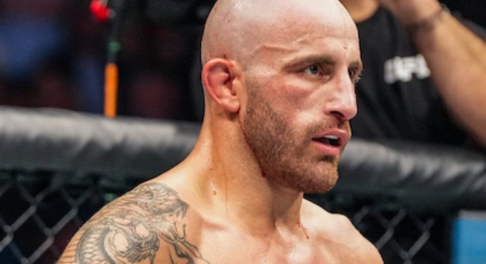 Volkanovski revela sonho de encarar McGregor para completar lista de ex-campeões