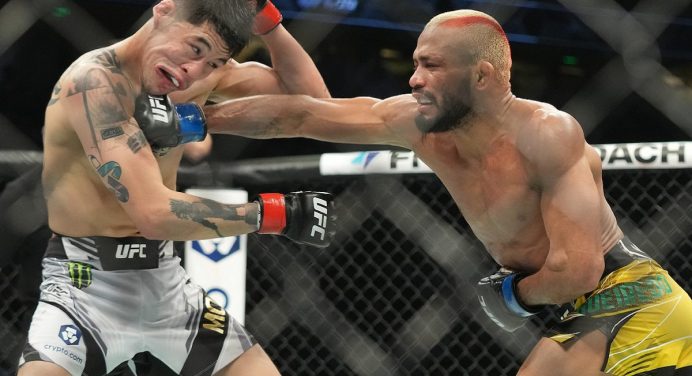 Deiveson Figueiredo vence Brandon Moreno e recupera título peso-mosca do UFC
