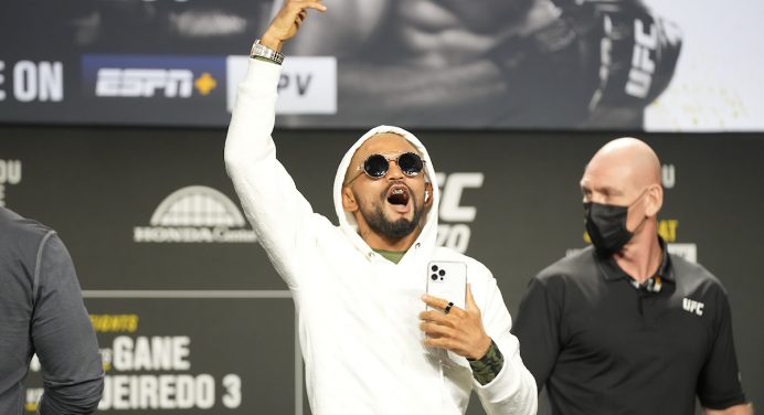 Saiba como assistir o UFC 270, evento que coloca em jogo os títulos dos moscas e pesados