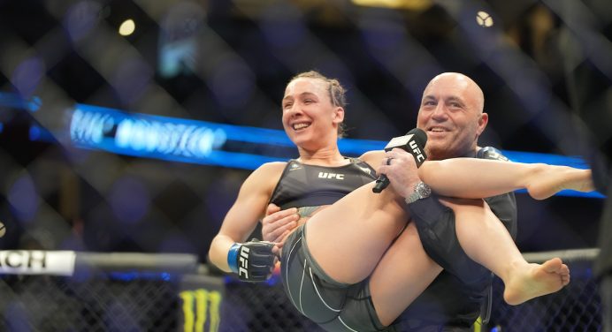 Lutadora do UFC celebra final da carreira como stripper nos EUA