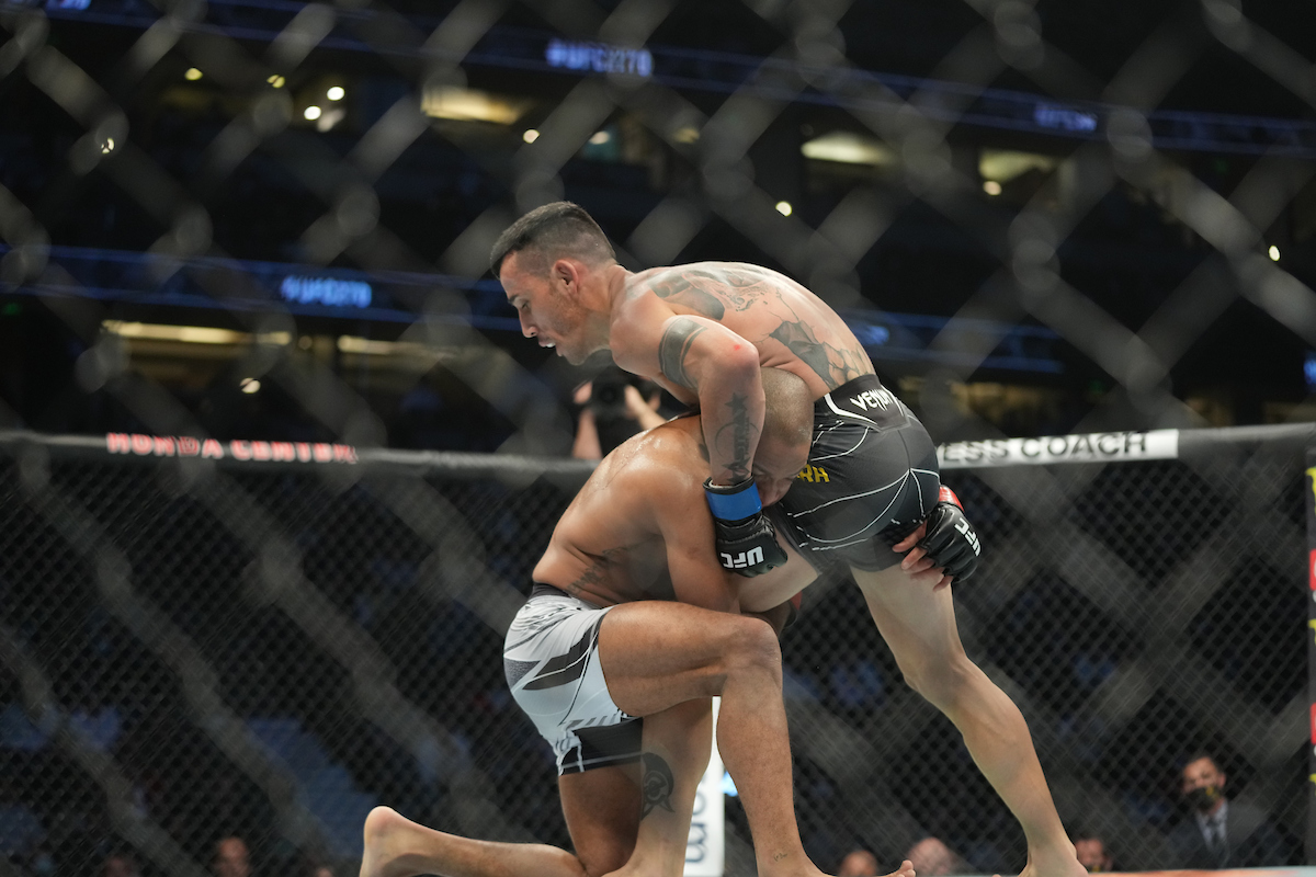 Saimon Oliveira sofre com jogo de quedas do rival e perde na estreia pelo UFC