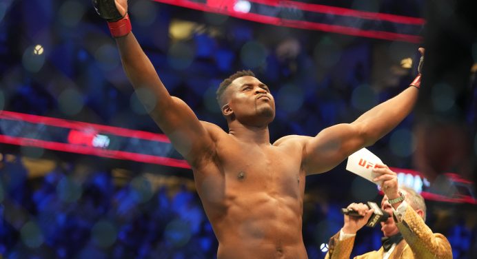 Adesanya exalta Ngannou após vitória na PFL: “Melhor peso-pesado de todos os tempos”