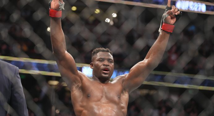 Com tática surpreendente, Ngannou vence Gane e mantém título dos pesados do UFC