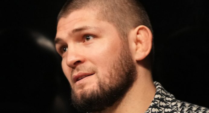 Khabib parabeniza campeão Mousasi por atuação impressionante no Bellator