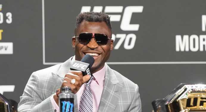 Francis Ngannou ironiza provocação de Jon Jones: “Múltiplas personalidades”