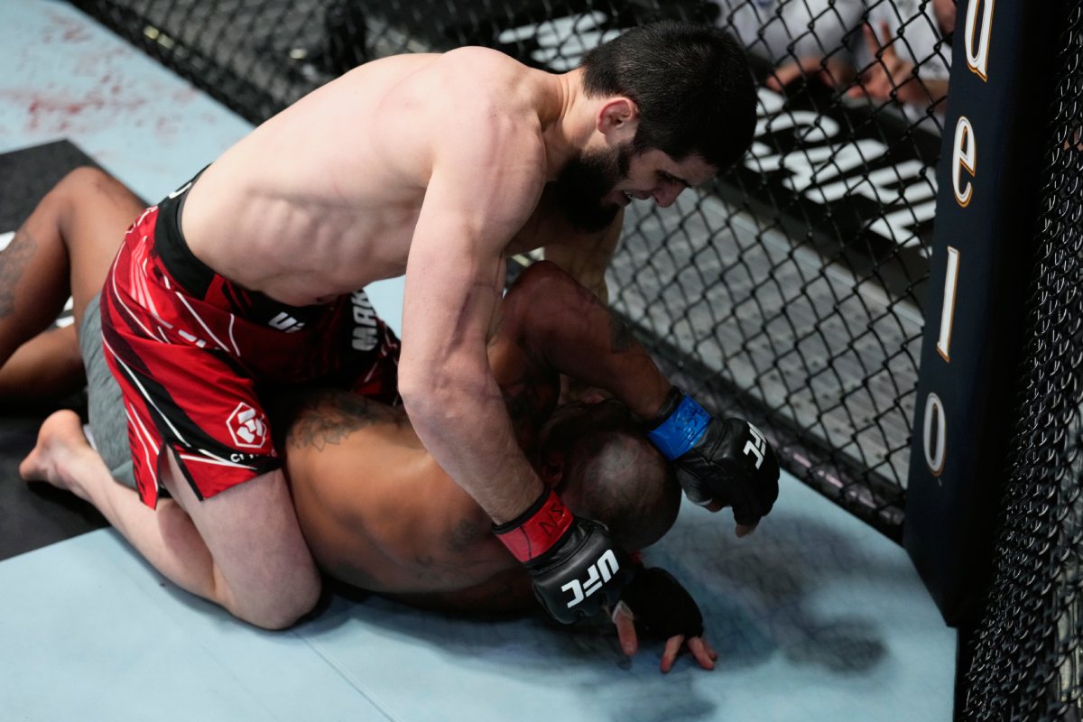 Islam Makhachev nocauteia e pede por disputa de título do UFC
