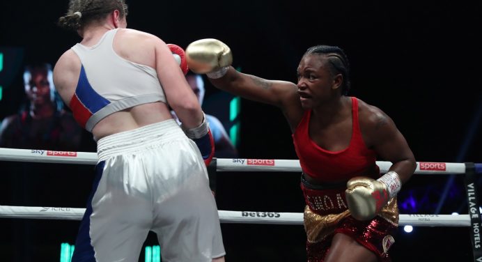 Claressa Shields defende títulos e se aproxima de duelo contra algoz no boxe