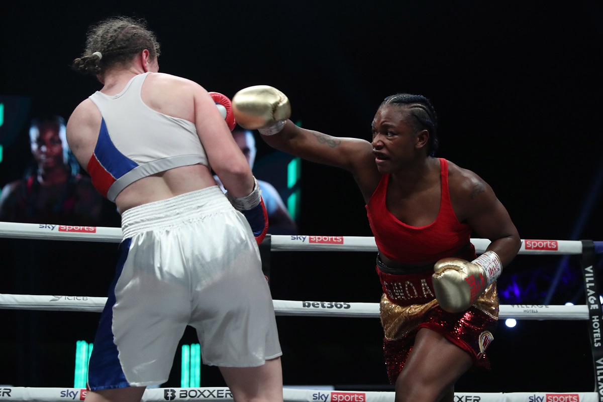 Claressa Shields defende títulos e se aproxima de duelo contra algoz no boxe