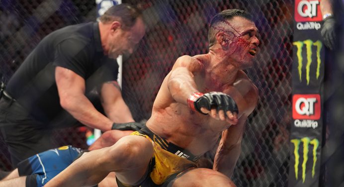 Douglas Silva resiste a início complicado e apaga rival no cage do UFC 271