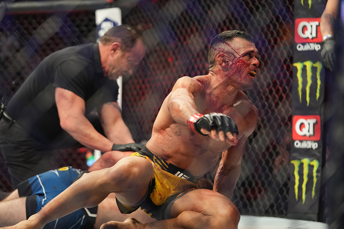 Douglas Silva resiste a início complicado e apaga rival no cage do UFC 271