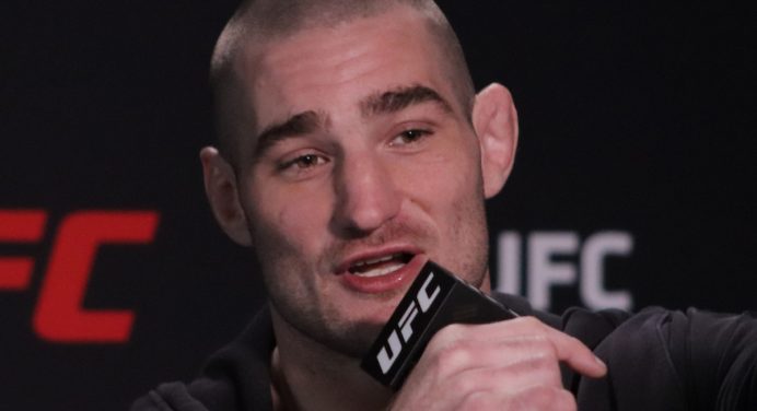 Strickland detona Jon Jones e se oferece para ajudar Stipe Miocic