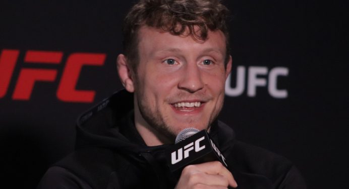 Hermansson escreve poema para Strickland após derrota no UFC Vegas 47