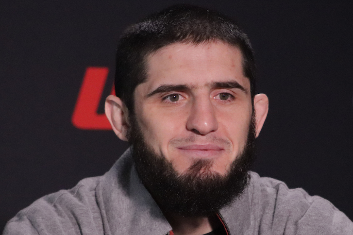 Islam Makhachev acusa Charles ‘Do Bronx’ de fugir de duelo no UFC: “Tem medo”