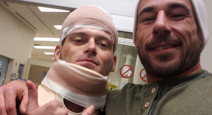 Imagens fortes! Lutador americano corta a cabeça ao colidir com o octógono; veja