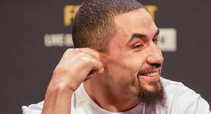 Whittaker admite surpresa ao ser escalado para liderar card do UFC na Arábia Saudita