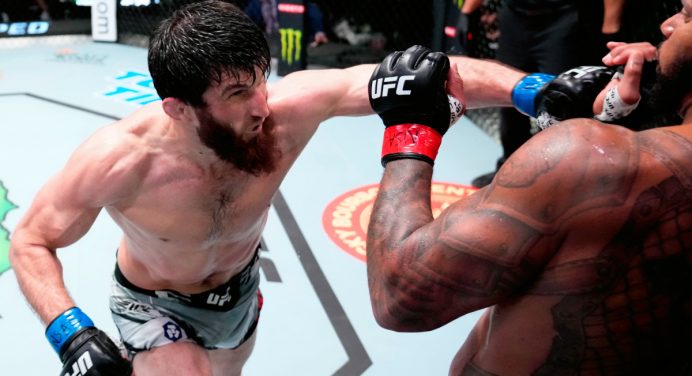 Ankalaev domina Thiago Marreta e vence oitava luta seguida no UFC