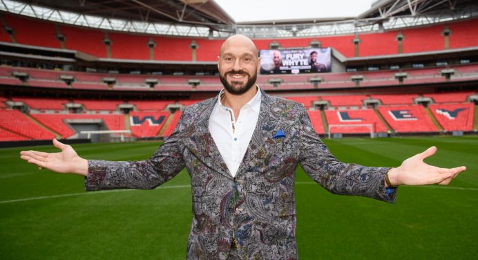 Campeão do mundo, Tyson Fury promove próxima luta de boxe sozinho em coletiva