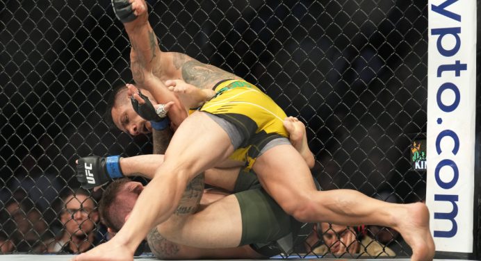 Dos Anjos domina Renato Moicano e vence batalha sangrenta no UFC 272