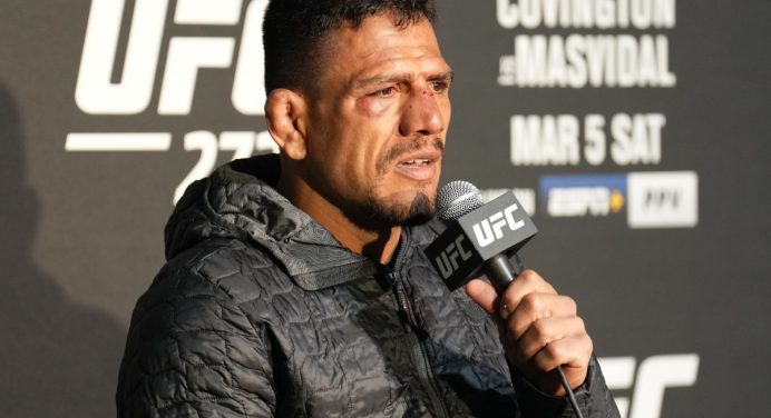 Rafael dos Anjos cogita luta com Conor McGregor após vitória no UFC 272