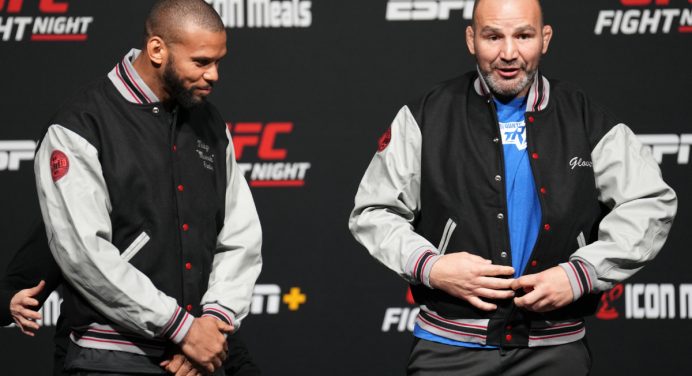 Atletas limpos! Glover e Marreta recebem jaqueta comemorativa da USADA