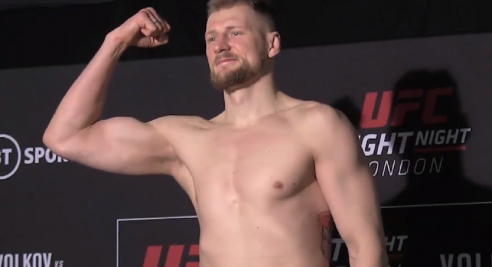 Todos lutadores do UFC Londres passam fácil pela balança e confirmam duelos