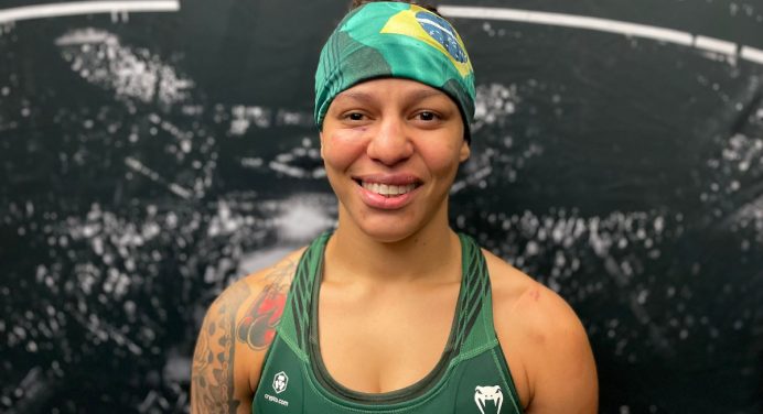 ‘Sheetara’ crava permanência no peso-galo após estreia vitoriosa na divisão pelo UFC