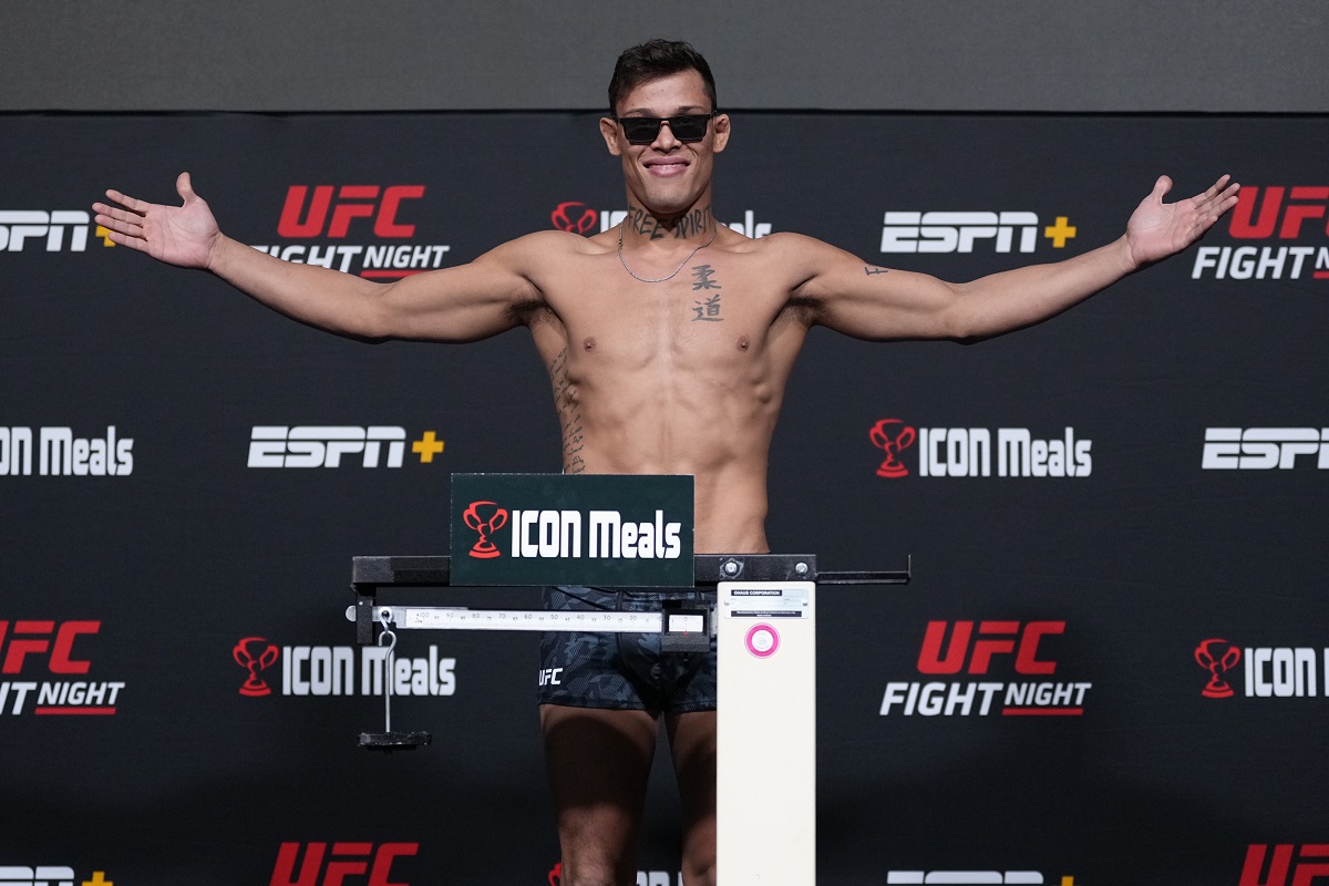 Brasileiro rouba a cena em pesagem do UFC com bordão do ‘Luva de Pedreiro’