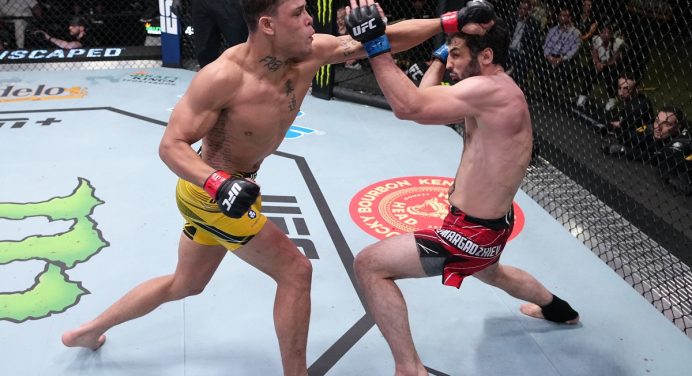 Caio Borralho acerta joelhada ilegal, mas sai com a vitória em estreia no UFC