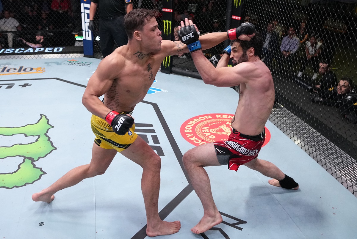 Caio Borralho acerta joelhada ilegal, mas sai com a vitória em estreia no UFC