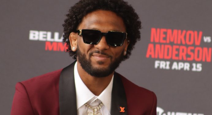 No Bellator, rival de ‘Pitbull’ refaz gesto obsceno de Adesanya contra ‘Borrachinha’