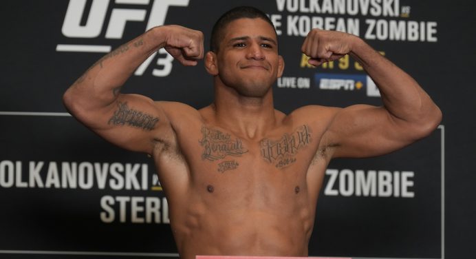 ‘Durinho’ e Chimaev confirmam duelo no UFC 273; campeão chora, mas bate o peso