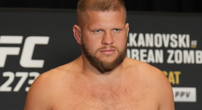 Card do UFC 273 perde luta entre pesos-pesados um dia antes do evento