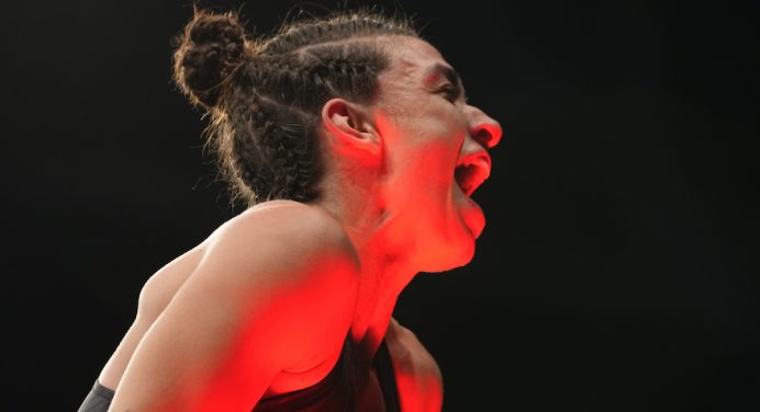 Em luta dura, Mackenzie Dern supera Tecia Torres e volta a vencer no UFC