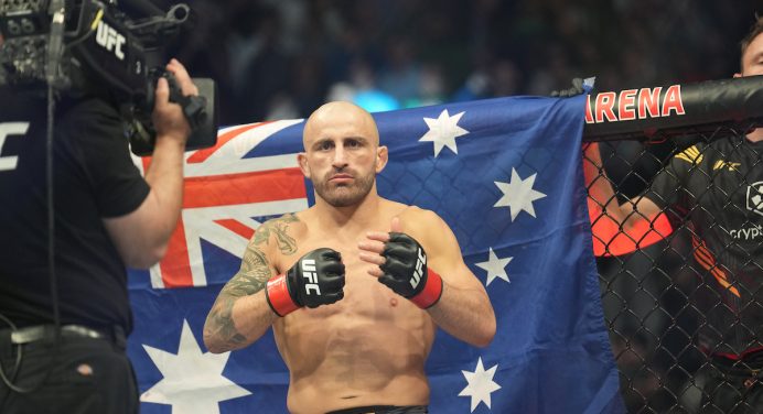 Adesanya se empolga com atuação de Volkanovski e o elege como ‘GOAT’ dos penas