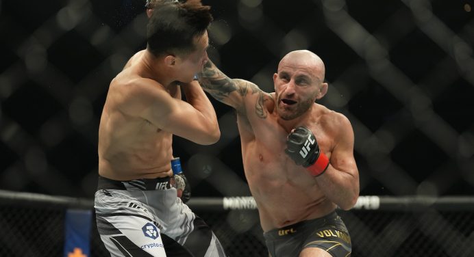 Volkanovski domina ‘Zumbi Coreano’ e segue como campeão peso-pena do UFC