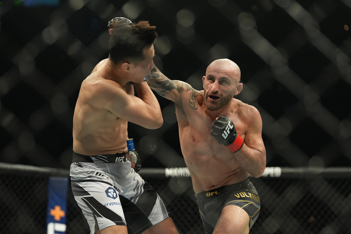 Volkanovski domina ‘Zumbi Coreano’ e segue como campeão peso-pena do UFC