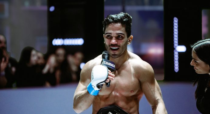 Campeão, Luiz Rocha vence e mantém cinturão dos leves no Karate Combat 39