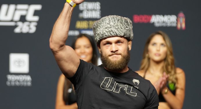 UFC Baku: Estratégico, Rafael Fiziev vence promessa chilena e defende posição no ranking