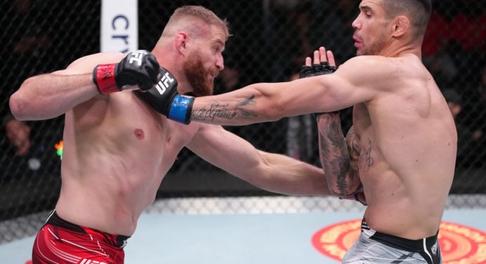 Ex-campeão, Blachowicz vence Rakic por lesão do adversário no octógono