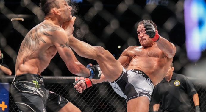 Chandler leva bônus de R$ 254 mil por nocaute brutal em Ferguson no UFC 274