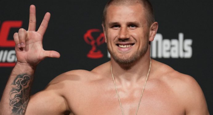 Promessa do peso-pesado desafia Jon Jones para confronto no Ultimate