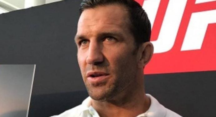 Rockhold minimiza importância do cinturão do UFC e foca em luta contra Adesanya