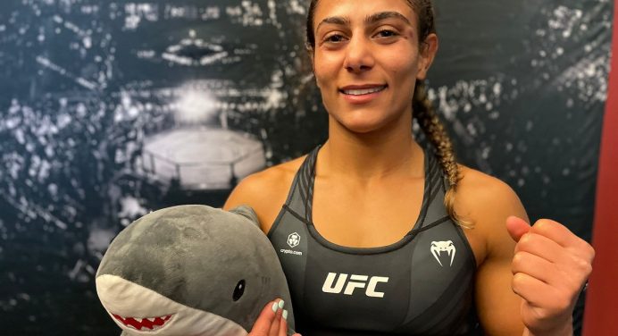 Tabatha exalta tática em vitória no UFC e brinca sobre presença de pais em sua luta