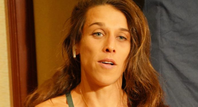 Joanna Jedrzejczyk ignora Cyborg em lista de melhores lutadoras da história do MMA